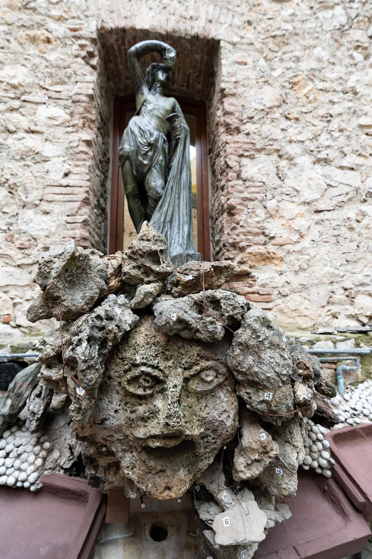 La cabellera del monstre està feta amb tot de pedres unides per un sistema