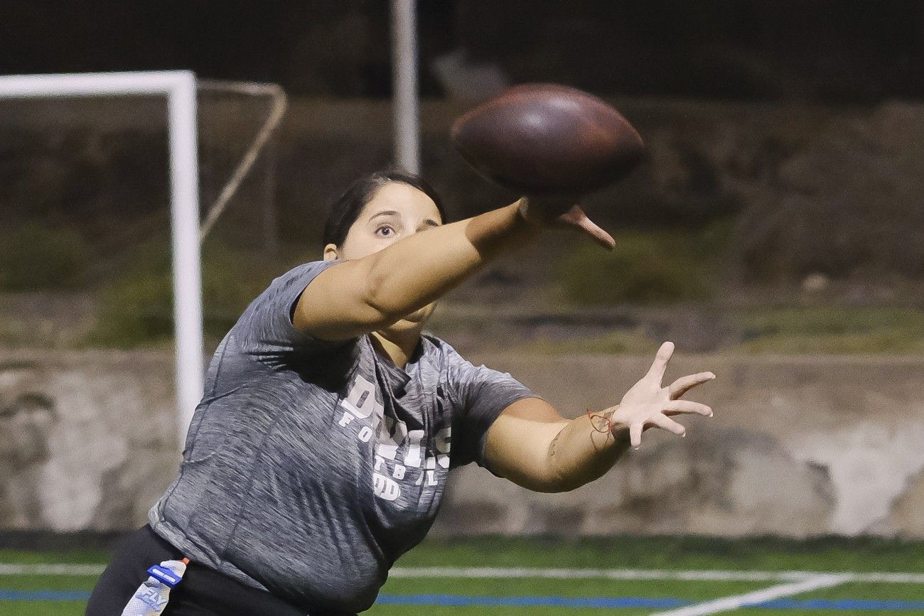 Dinamismo, estrategia y valores en el flag football.