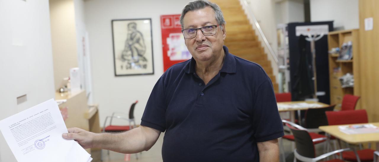 Manuel Vallejo, registrando en la Casa del Pueblo las cien adhesiones de militantes socialistas.
