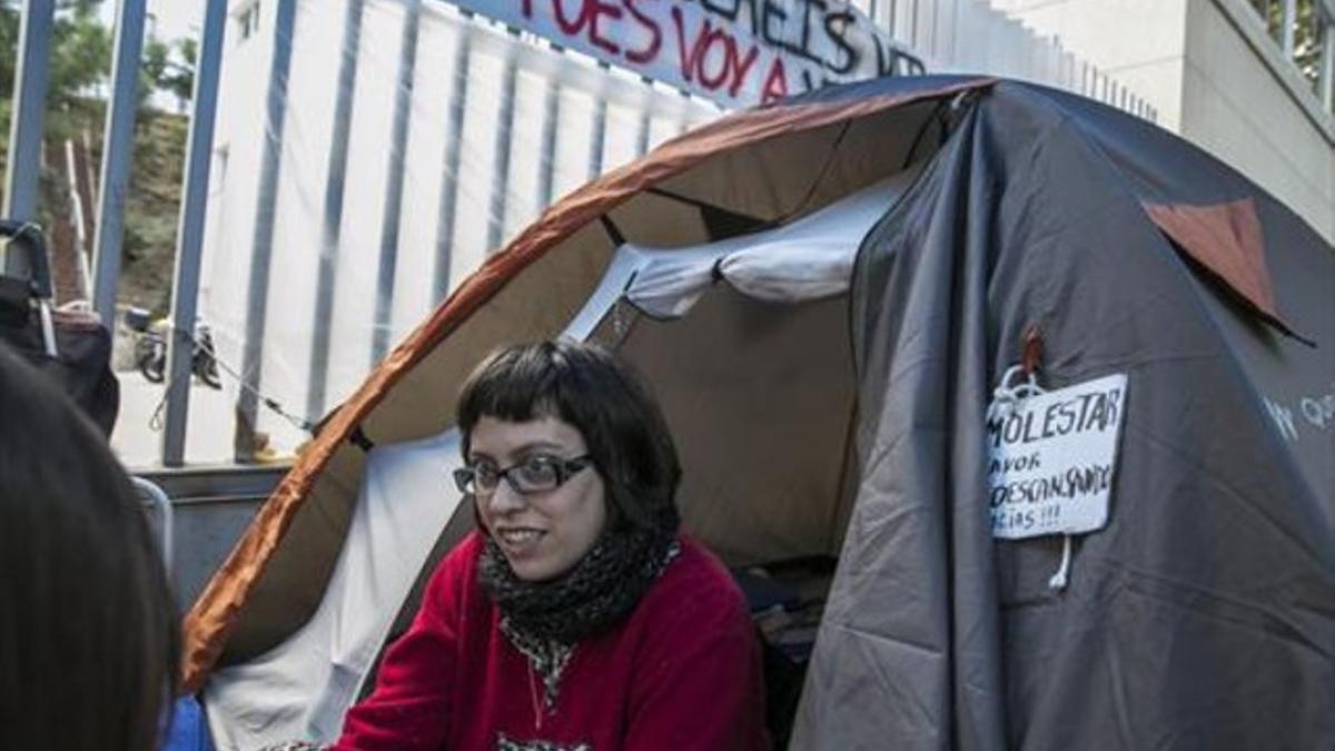 Protesta 8 Natividad López, sentada en su tienda de campaña, ante el Institut Català d'Avaluacions Mèdiques, el pasado jueves.
