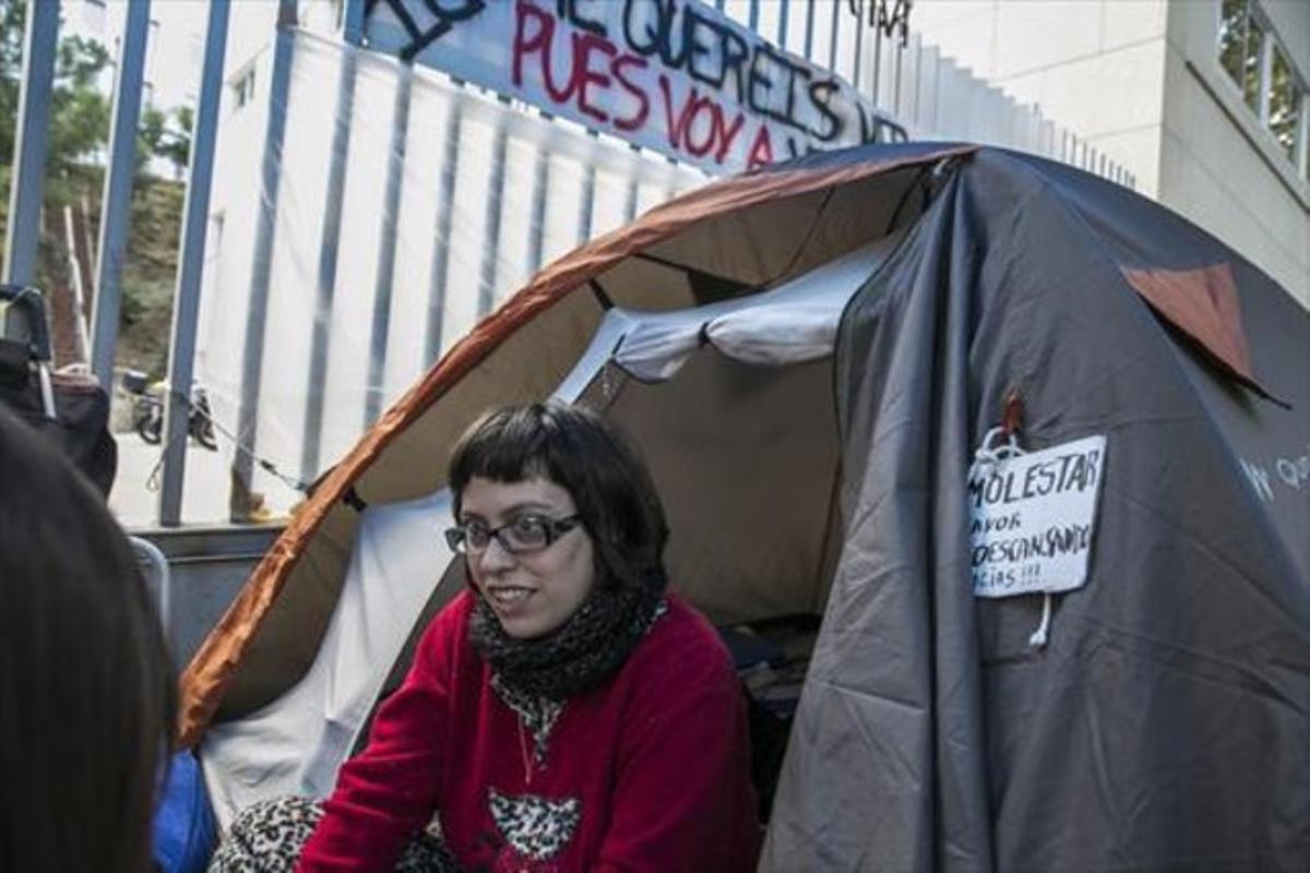 Natividad López, sentada en su tienda de campaña, ante el Institut Català d’Avaluacions Mèdiques.