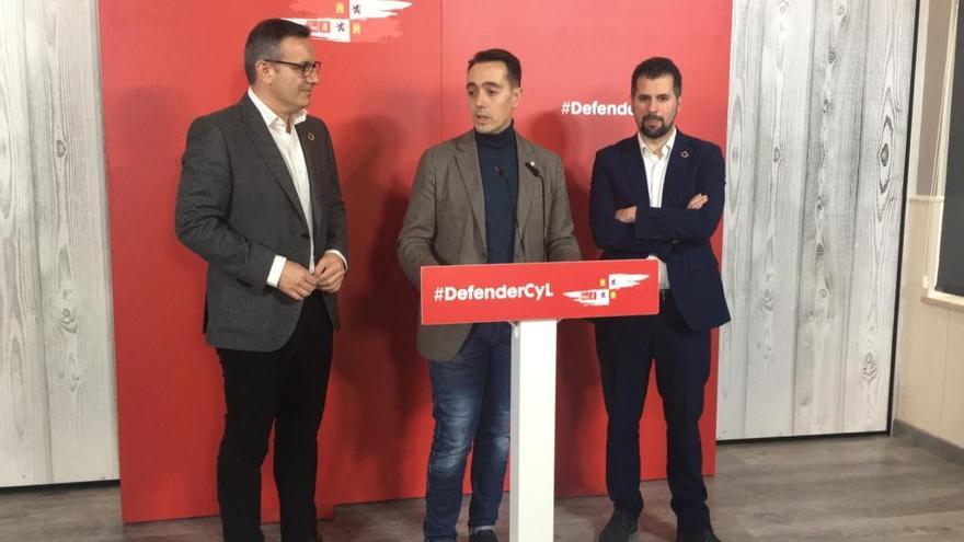 Los líderes socialistas Luis Tudanca, Diego Conesa y Luciano Huerga en Benavente, Zamora.