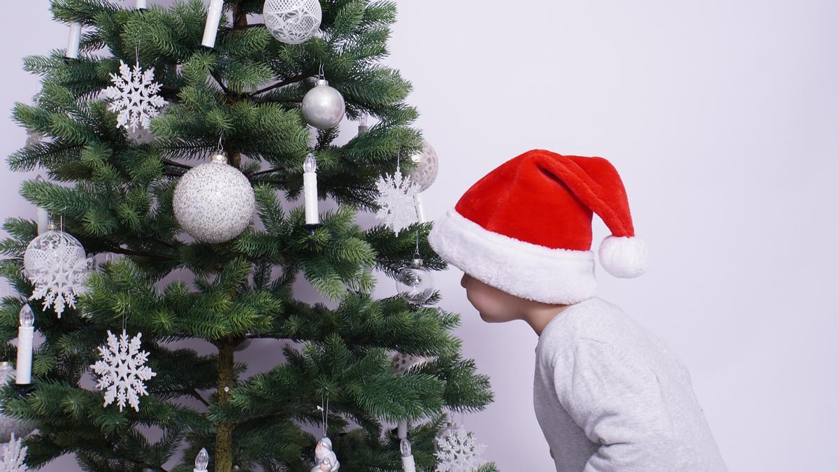 Decorar la casa de Navidad con niños puede ser muy divertido.