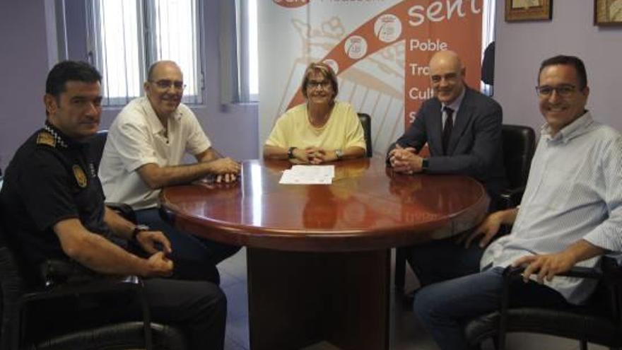 La alcaldesa recibe al director de la cárcel