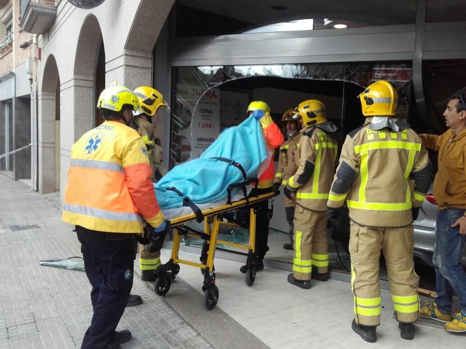 Un cotxe s'encasta contra una botiga a Berga