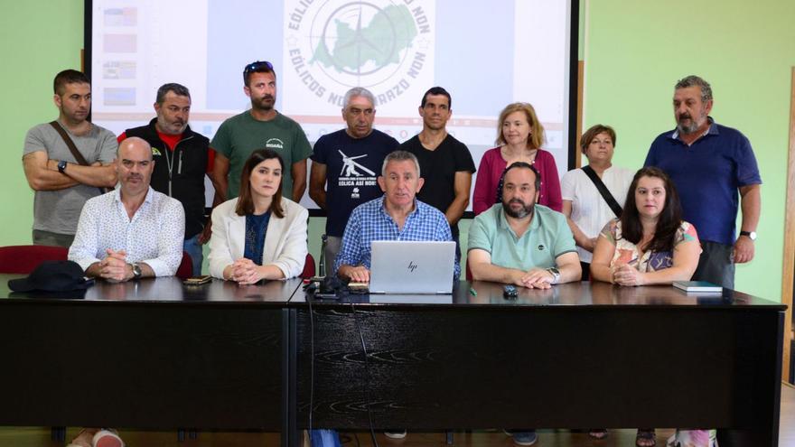 Alcaldes de O Morrazo y comuneros de Domaio,  Meira y Vilaboa, ayer en Domaio.