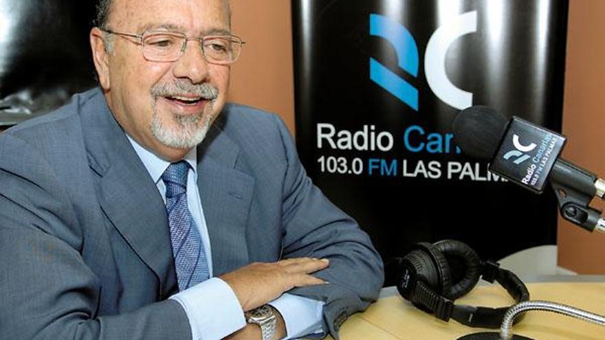 Ángel Ferrera Martínez, ayer en los estudios de grabación de Radio Canarias.
