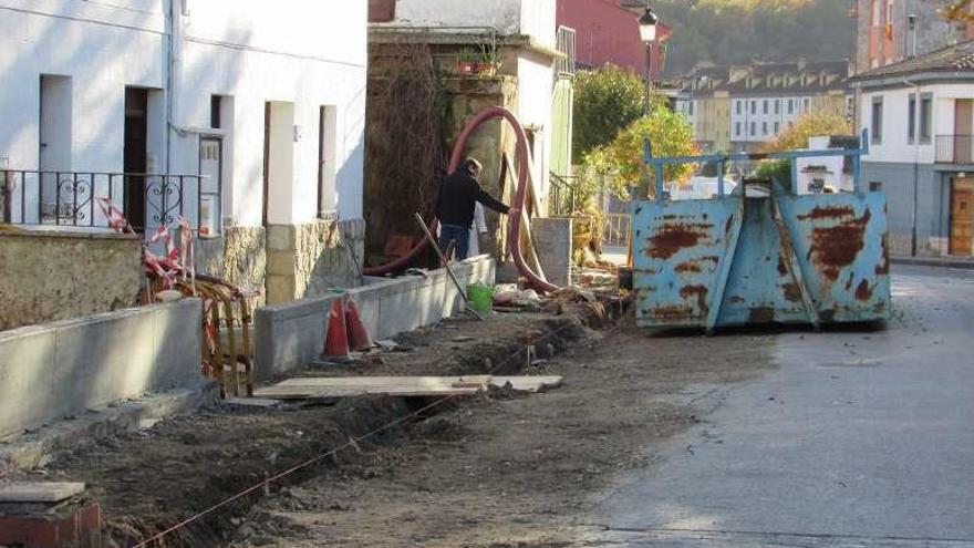 La calle La Pedrera de Cangas gana metros