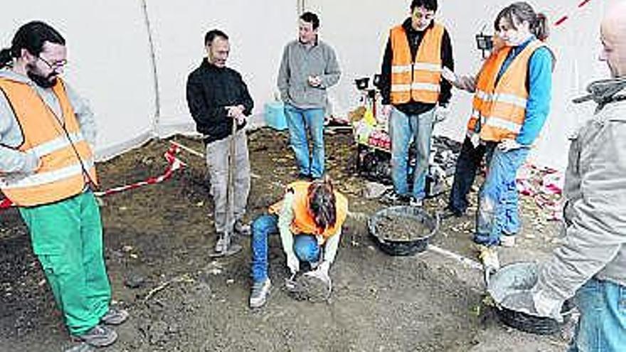 Expertos trabajan en la fosa de Cabacheros el pasado noviembre.