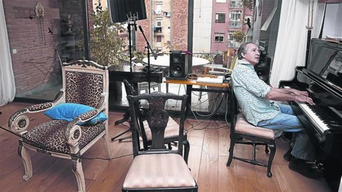 El cantautor y músico Alfonso de Vilallonga, esta semana, en su casa del barrio de Vallcarca.