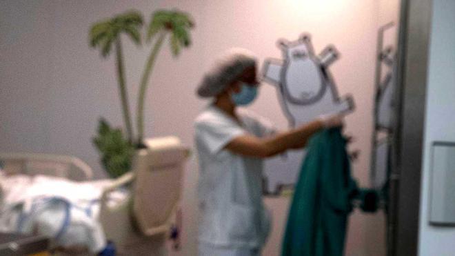 Una de las salas de la uci pediátrica del Hospital Vall dHebron de Barcelona. FERRAN NADEU