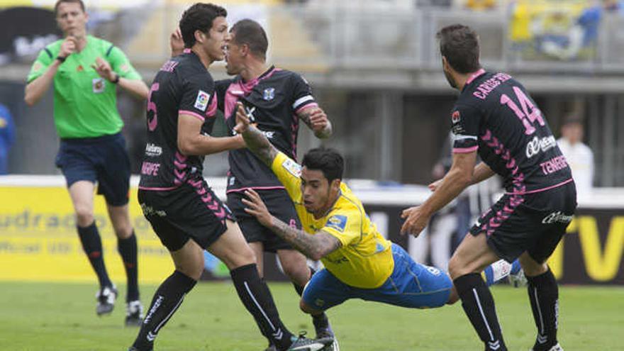Sergio Araujo cae ante la presión de Vitolo, Albizua y Carlos Ruiz y la mirada del colegiado.