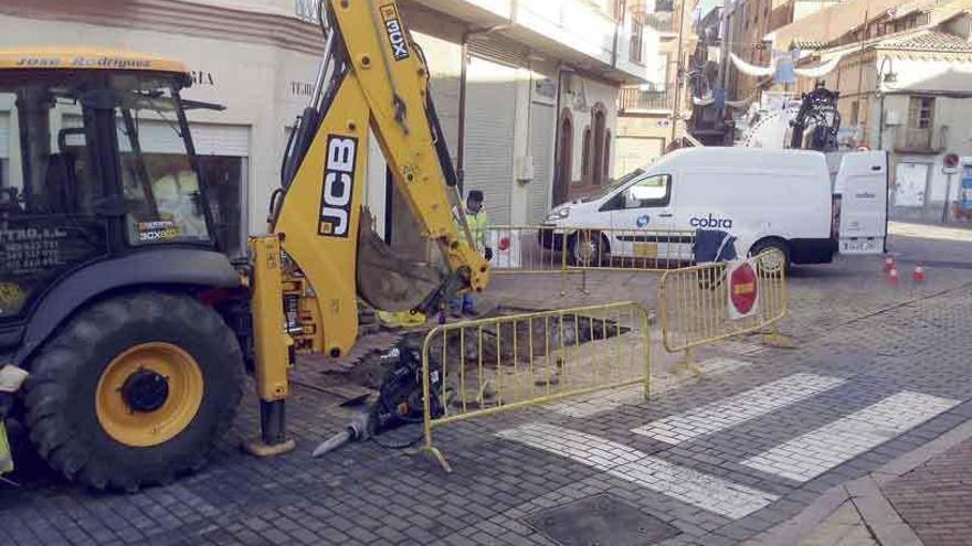 Operarios reparando la avería a última hora de la mañana.