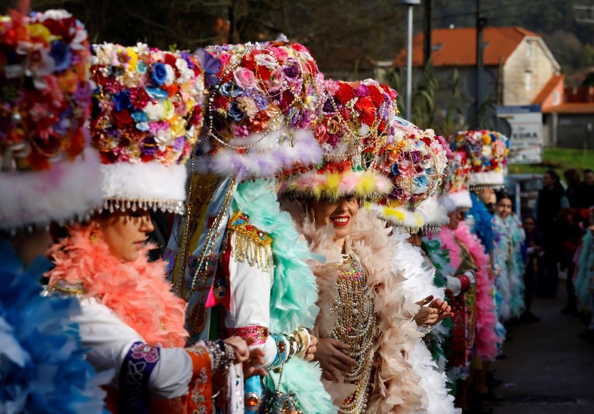 Detalles de los espectaculares trajes de las madamas.