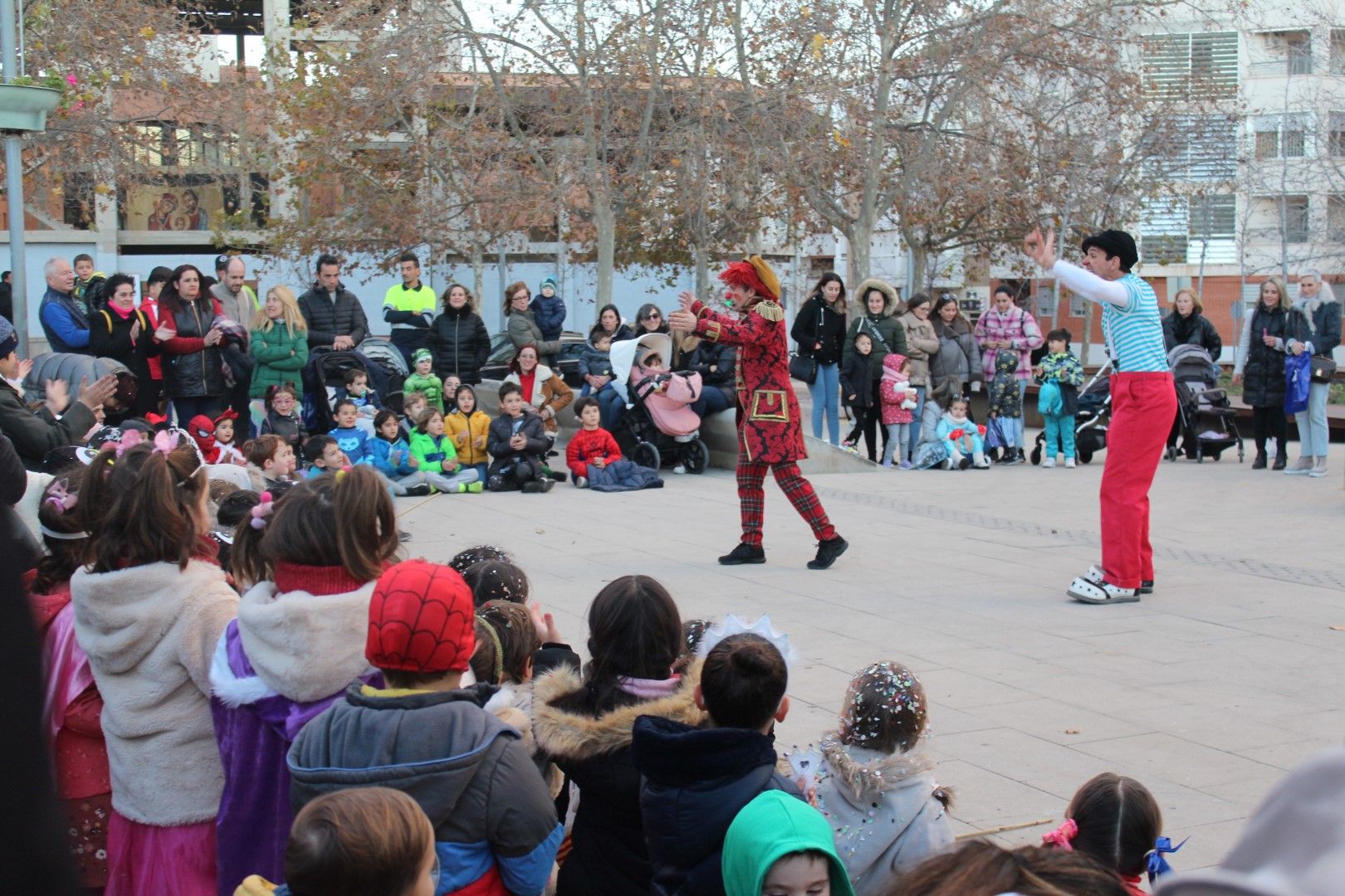 El Día de Peñas y el desfile infantil de disfraces de las fiestas de Benicàssim, en imágenes