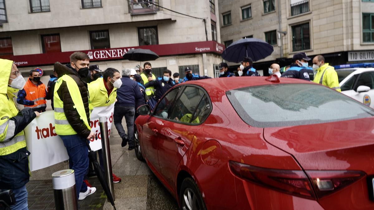 Los trabajadores de Ence increpan a Lores a su salida del Concello