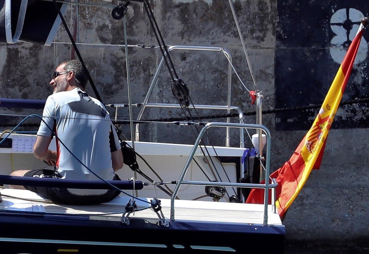 GRAF8980. PALMA DE MALLORCA, 29/07/2018.- El Rey Felipe VI hoy en el ’Aifos 500’, atracado en Porto Pí, en el que realizará entrenamientos previos al inicio de la 37 Copa del Rey de Vela. EFE/Ballesteros