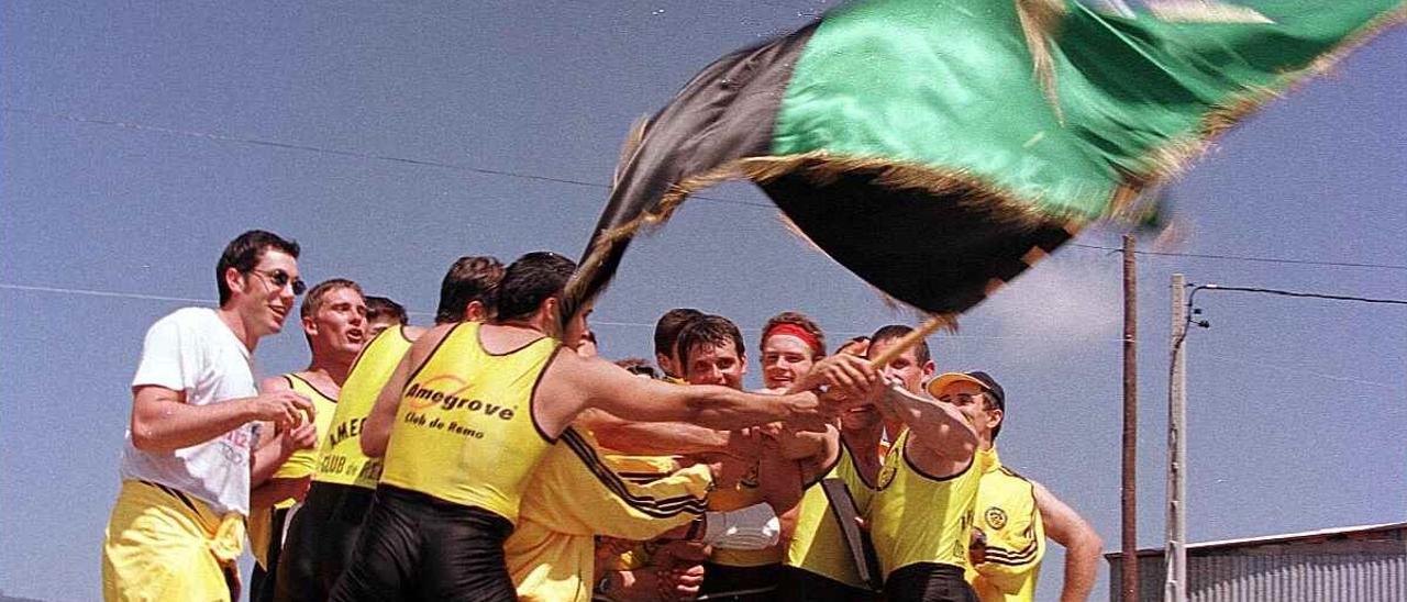 La celebración de una de las victorias logradas por Amegrove en los años noventa.