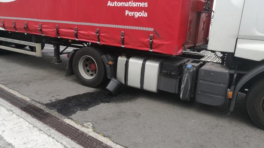 Dispositivo especial en Bergondo para evitar que un vertido de gasoil llegue al río