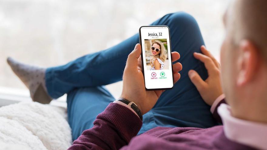 Un hombre utiliza una app de citas.