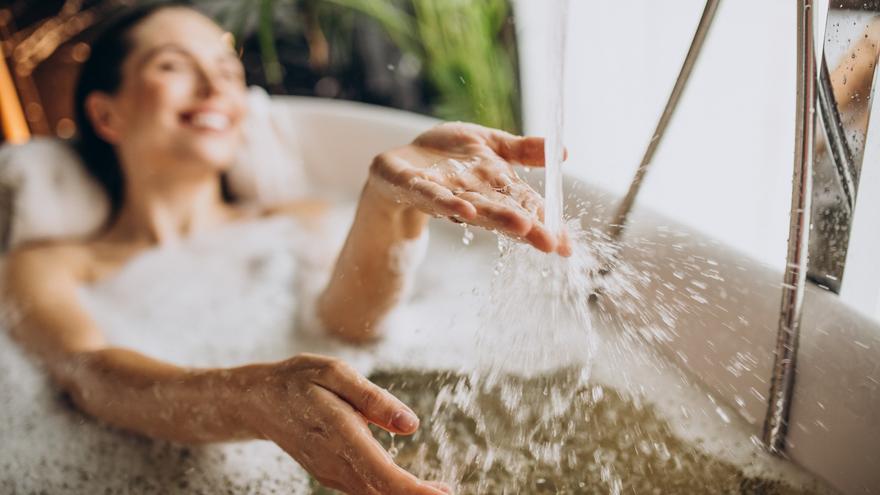 El método más efectivo para desatascar la ducha o la bañera