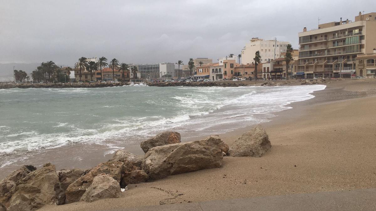 El viento y el fuerte oleaje azota la playa del Molinar, en Palma