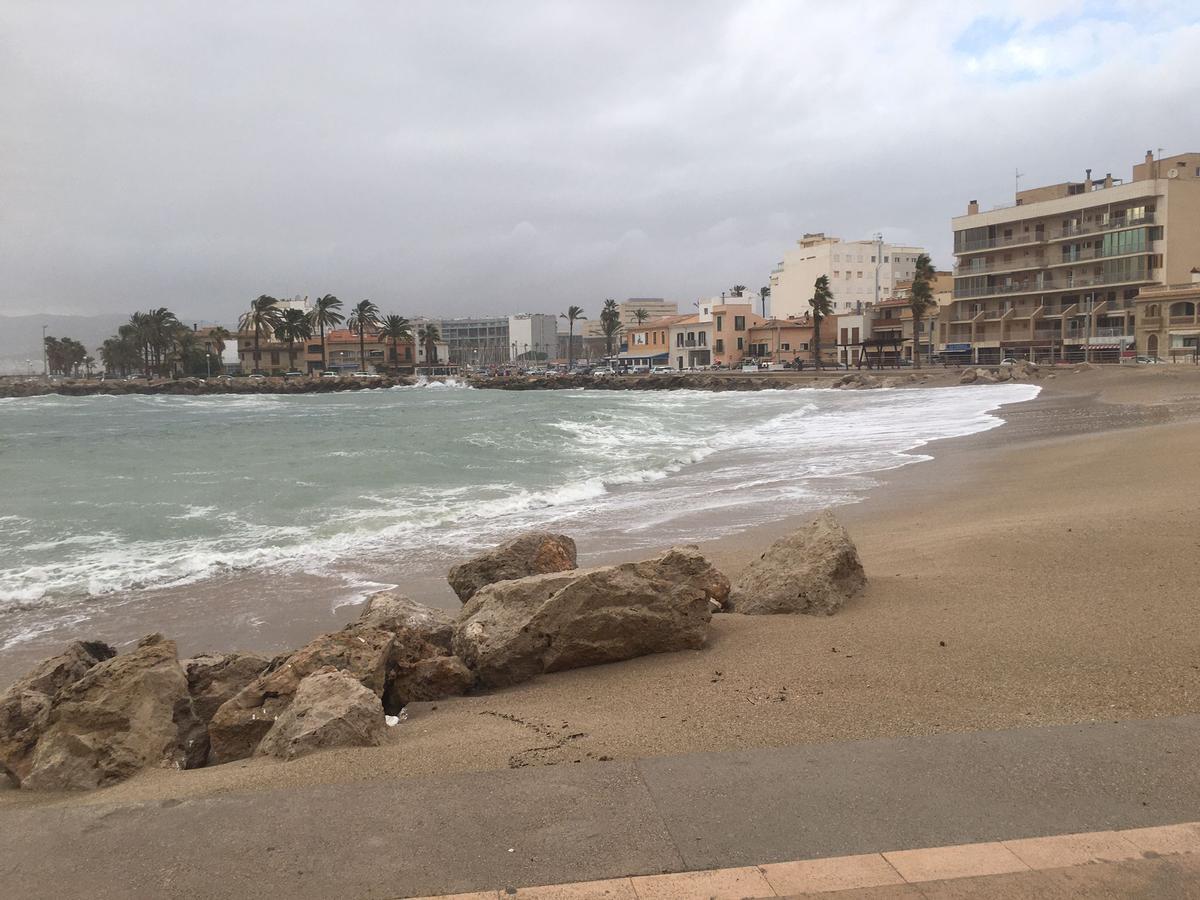 El viento y el fuerte oleaje azota la playa del Molinar, en Palma