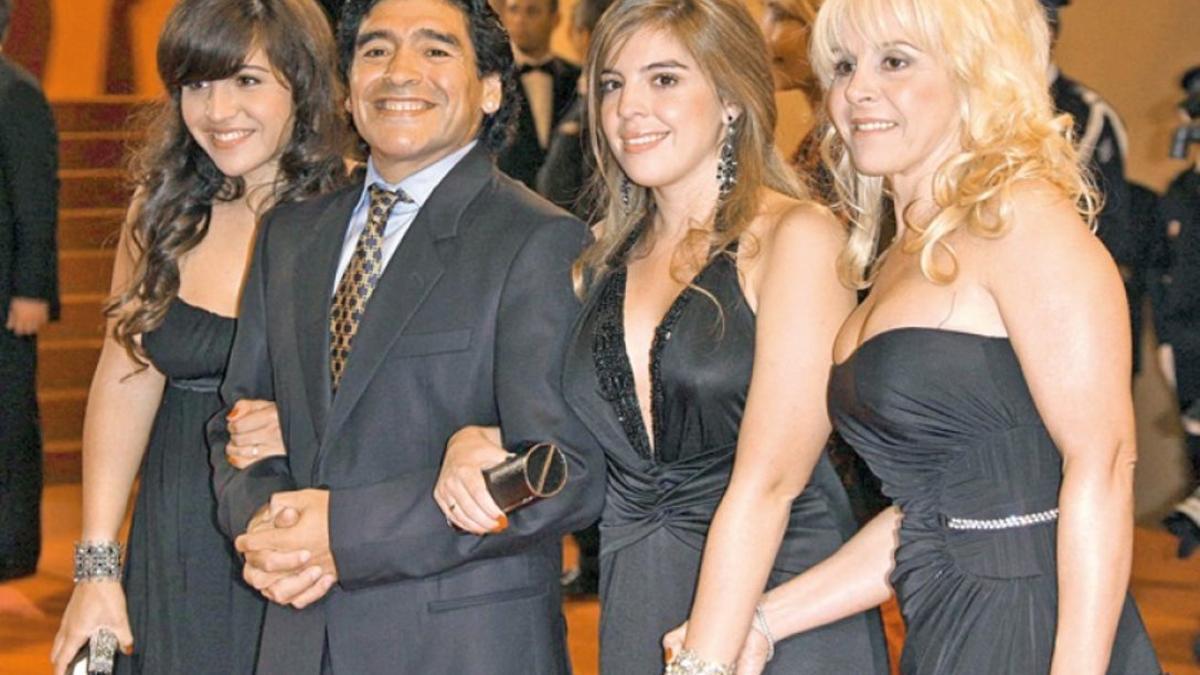 Ocho hijos, varias mujeres y alguna infidelidad: así ha sido la vida personal de Maradona