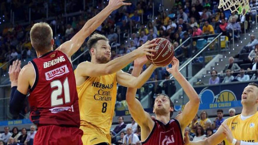 El alero del Herbalife Gran Canaria Brad Newley (i)y el alero Benzing (i) y el Kenk Norel (d), del CAI Zaragoza durante el partido