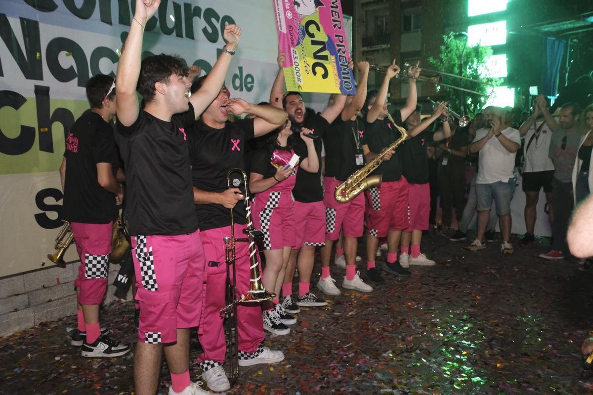 Los leridanos, recogiendo el premio.