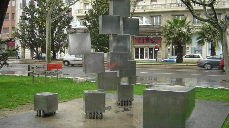 ¿Dónde está la icónica escultura de cubos situada frente a la sede de Ibercaja?