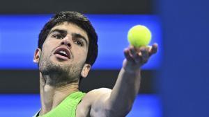 DOHA, Feb. 20, 2026 -- Carlos Alcaraz of Spain serves during the mens singles quarterfinal match between Carlos Alcaraz of Spain and Karen Khachanov of Russia at the ATP Qatar Open 2026 tennis tournament in Doha, Qatar, Feb. 19, 2026.,Image: 1076658762, License: Rights-managed, Restrictions: , Model Release: no, Credit line: Nikku / Xinhua News / ContactoPhoto Editorial licence valid only for Spain and 3 MONTHS from the date of the image, then delete it from your archive. For non-editorial and non-licensed use, please contact EUROPA PRESS. 19/02/2026 ONLY FOR USE IN SPAIN