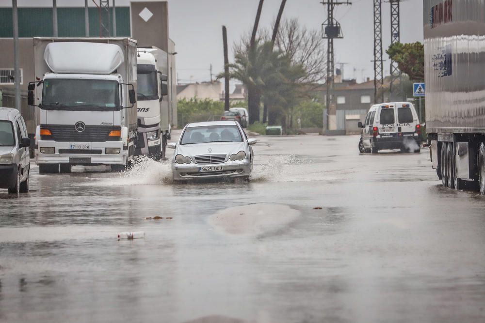 Las lluvias aumentan el caudal del Segura en Orihuela y causan problemas en algunos viales