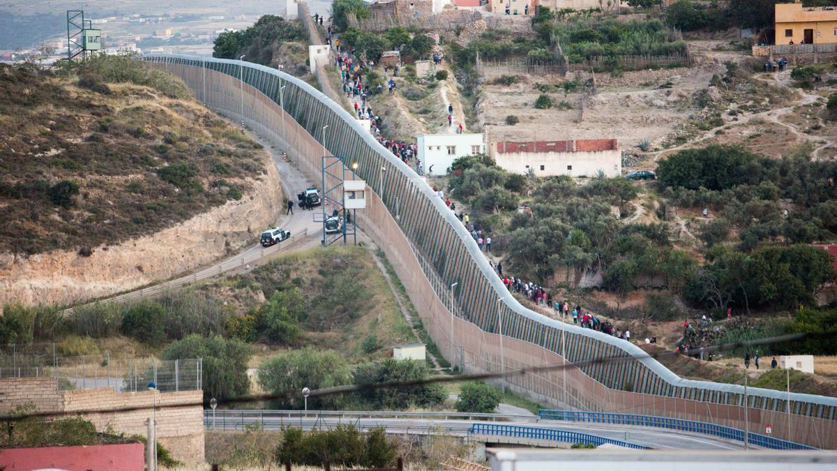 Cientos de migrantes intentan entra en Melilla.