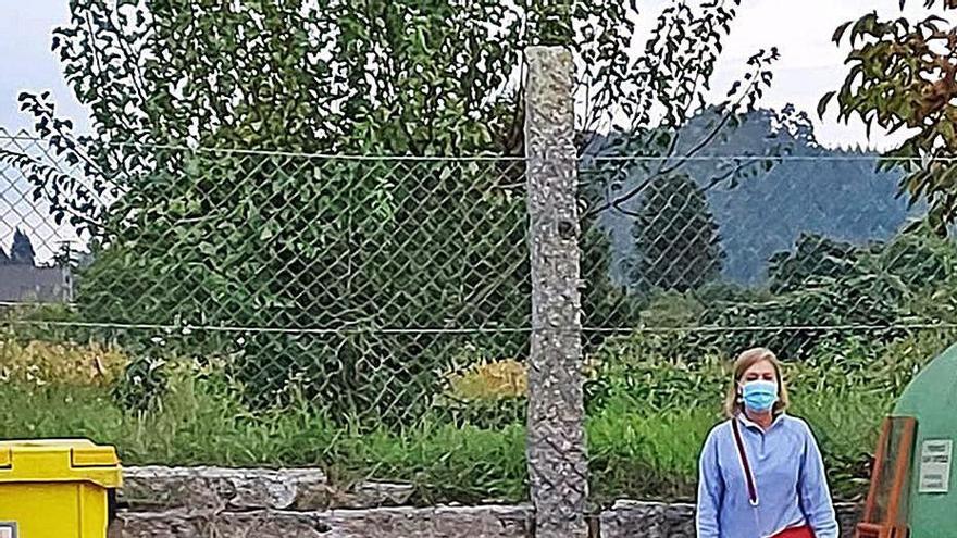 La concejala Ana Granja junto a un vertedero incontrolado.