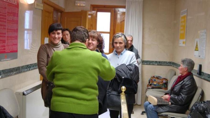 De pie, las mujeres juzgadas de Peque salen de la sala (al fondo la alcaldesa Pilar Otero y el jubilado Lorenzo Ferrero).