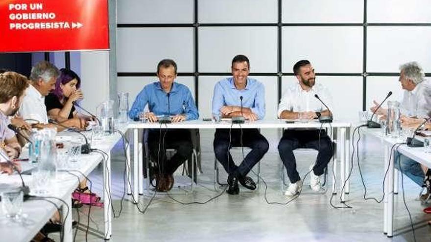 Pedro Sánchez (centro), junto al ministro Pedro Duque, durante una reunión con representantes del ámbito científico. // Efe