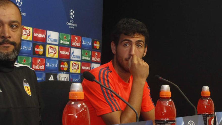 El técnico, durante la rueda de prensa con el capitán Parejo.