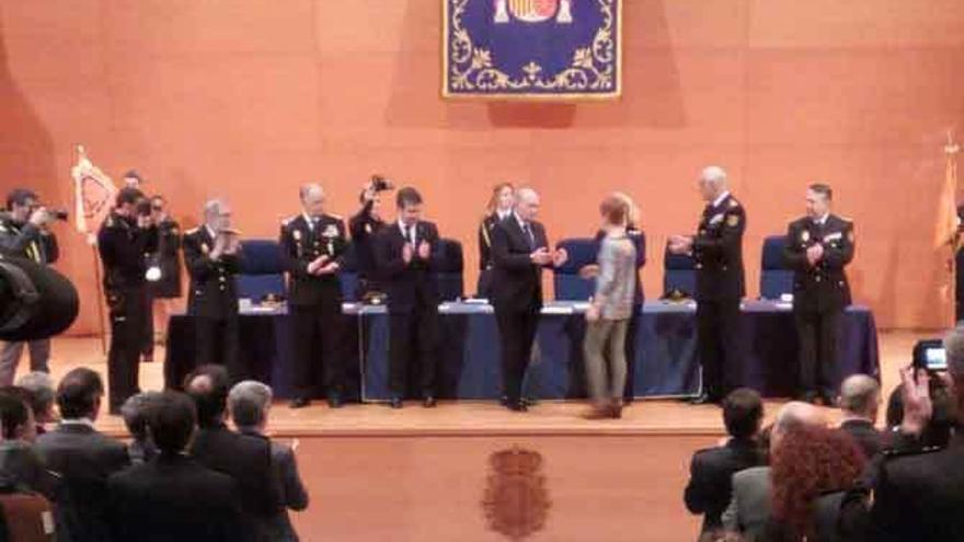 Chelo Requejo, viuda de Aniano Sutil, recibe un diploma de manos del ministro del Interior.