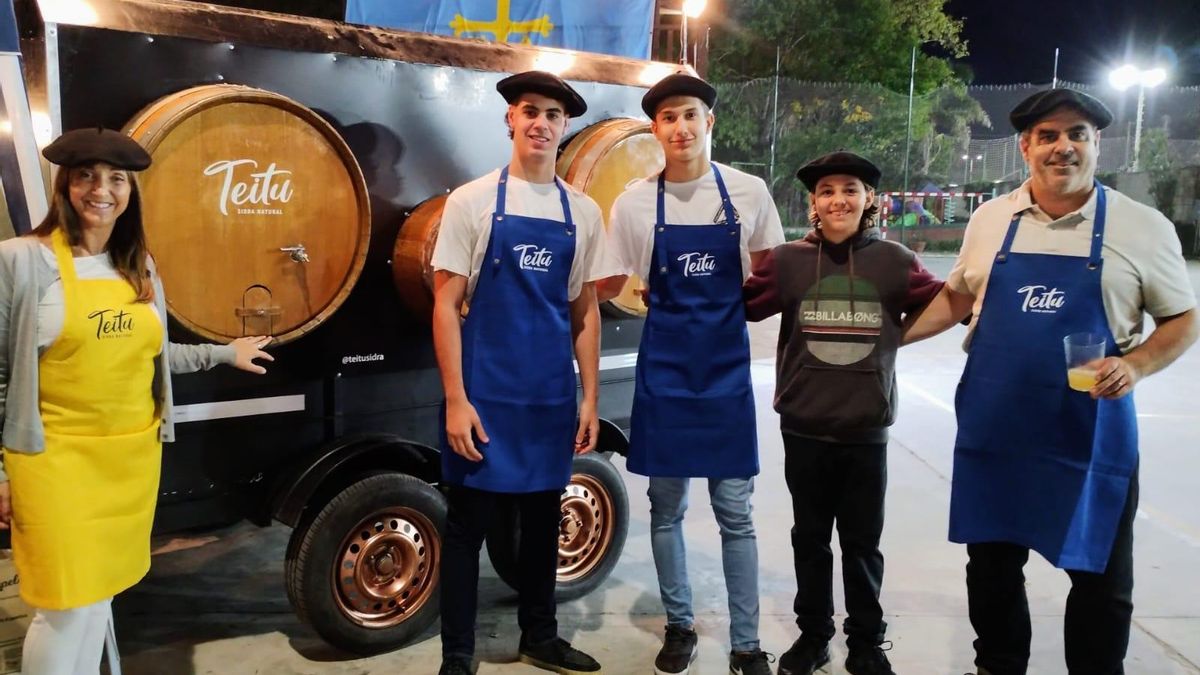 Xabier Aguirre, primero por la derecha, en una presentación de su sidra natural en el Centro Asturiano de Buenos Aires.