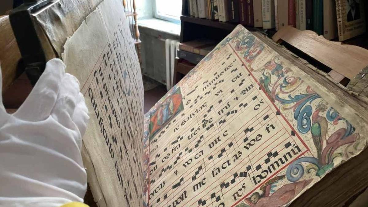 Una trabajadora de la Biblioteca Nacional de Ciencia de Lviv muestra uno de los ejemplares que conservan.