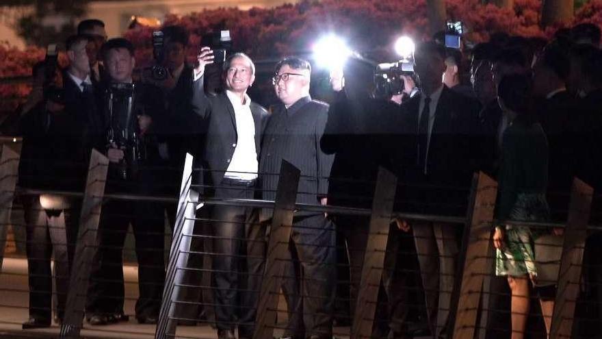 Jong Un posa para el selfi con el ministro de Relaciones Exteriores de Singapur. // AFP