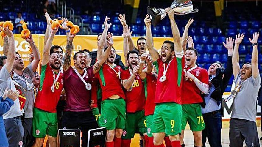 La selección portuguesa levanta el trofeo de campeón del mundo.