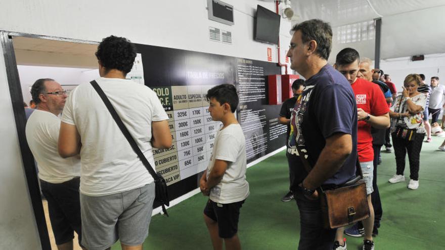 Colas esta mañana en el estadio Martínez Valero para retirar entradas