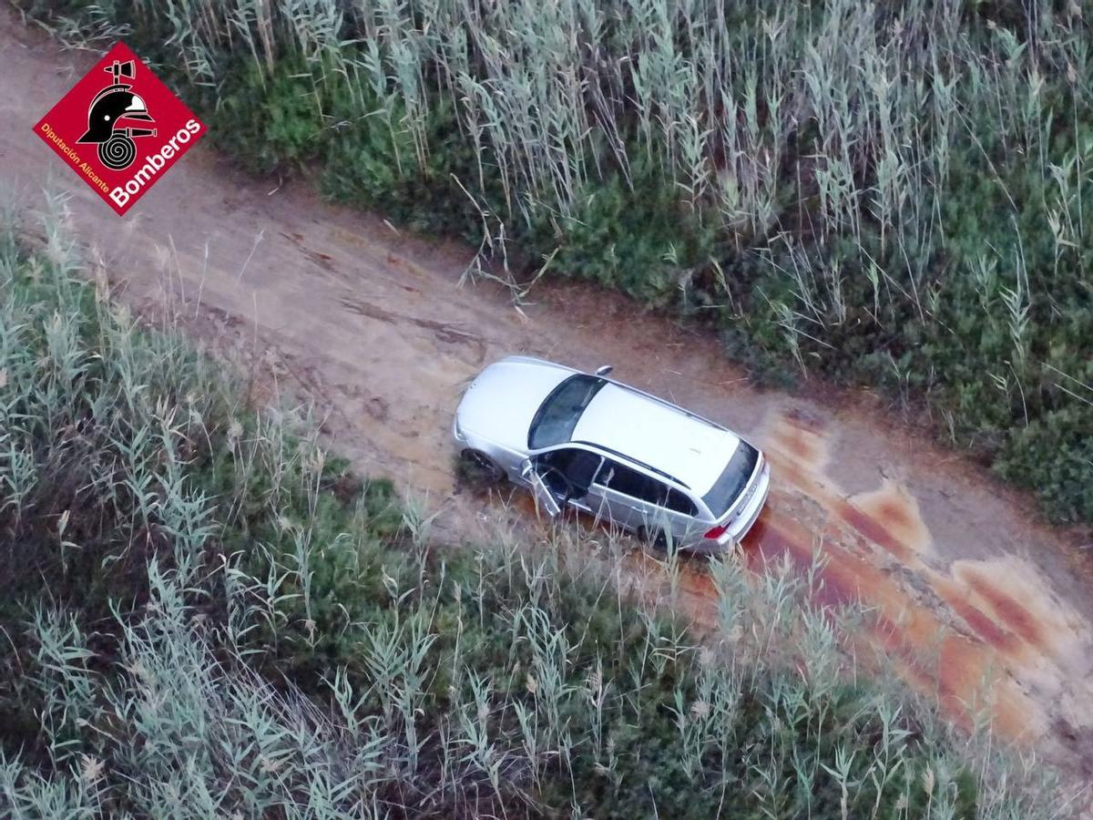 Coche en el camino de la laguna