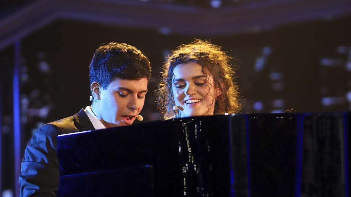 Alfred y Amaia cantan a dúo.