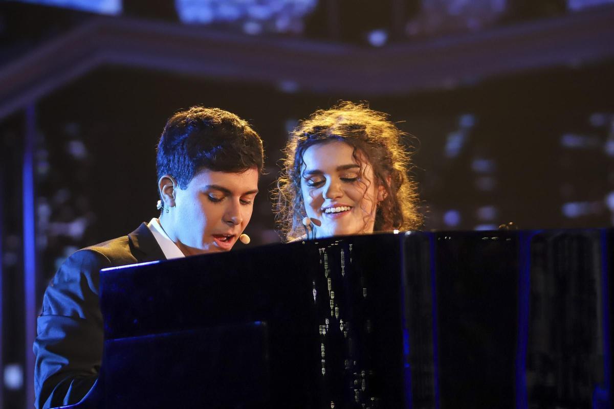 Alfred y Amaia cantan a dúo.