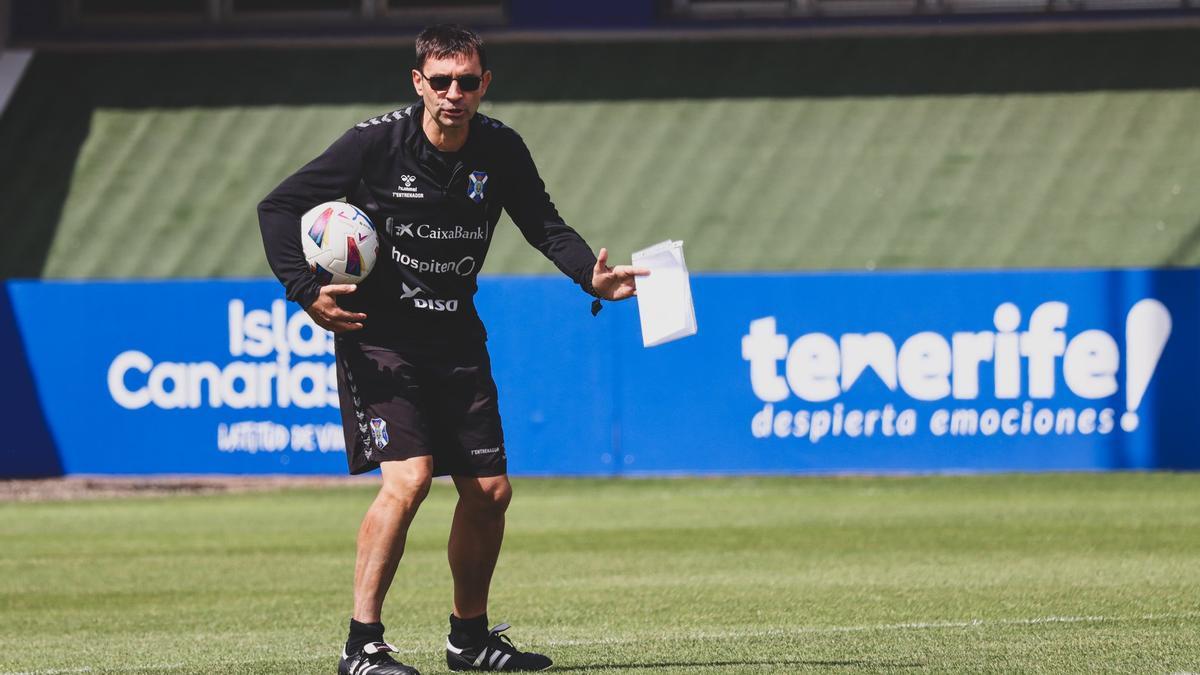 Asier Garitano da indicaciones durante un entrenamiento en la Ciudad Deportiva
