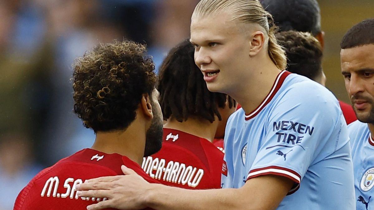 Salah y Haaland se saludan antes de la disputa de la Community Shield.