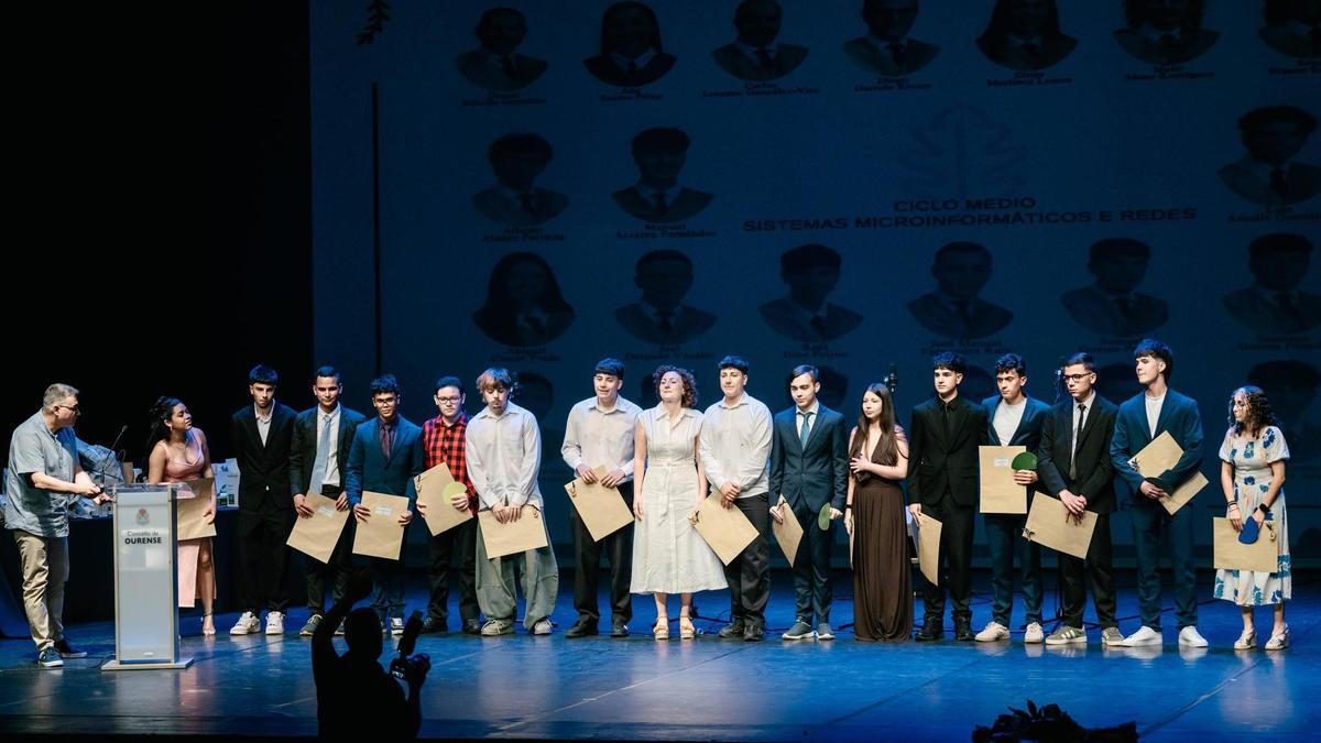 Los alumnos del CIFP A Carballeira-Marcos Valcárcel celebran su graduación en el Auditorio de Ourense.
